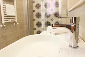 uma casa de banho com lavatório e torneira em Taonasi Mazzeo Apartment em Mazzeo