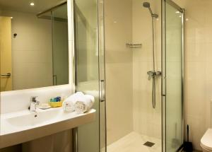 Un baño con ducha, lavabo e inodoro. en Apartamentos Voramar, en Castelldefels 23 fotos más