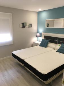 1 dormitorio con 2 camas y espejo en la pared en Torremolinos Bentabol, en Torremolinos