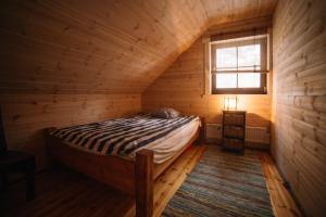 Un pat sau paturi într-o cameră la Spitham Holiday Homes