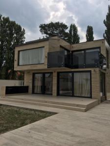 dom z dużymi oknami na boku w obiekcie The Lake House w mieście Fonyód