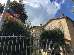 una valla de hierro forjado frente a un edificio en Appartamenti e Camere Il Poggio di D'Angeli Lidia en Auditore