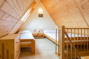 Posteľ alebo postele v izbe v ubytovaní Apartament Pomarańczowy z basenem i sauną + 37 fotografií