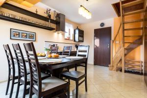 Kuchyňa alebo kuchynka v ubytovaní Apartament Pomarańczowy z basenem i sauną