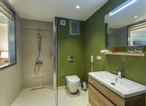 Koupelna v ubytování Numi Hotel + 37 fotografií