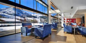 a restaurant with chairs and a view of a mountain at Apartamentos HG Cerler in Cerler
