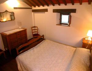 1 dormitorio con 1 cama, vestidor y ventana en Lauro, en Cortona