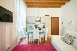 eine Küche und ein Esszimmer mit einem Tisch und einem Sofa in der Unterkunft Sole&Luna Comolake Apartments in Como