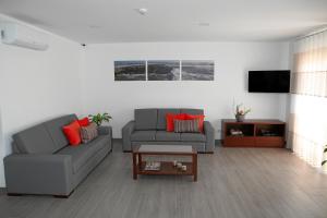 uma sala de estar com um sofá e uma mesa de centro em Baleal 4 Surf no Baleal