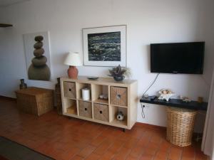 TV a/nebo společenská místnost v ubytování Cabanas Mar