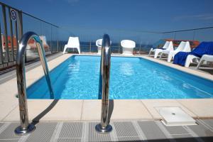 a swimming pool on the roof of a building at Baleal 4 Surf in Baleal