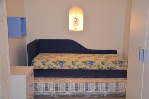 una piccola camera con letto con testiera blu di LA CASETTA 2.0 a Ostuni