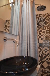 un bagno con lavandino e acqua che esce di LA CASETTA 2.0 a Ostuni Altre 26 foto