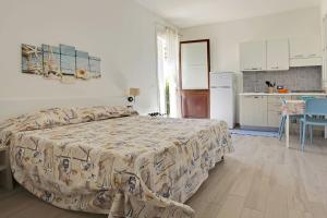 a bedroom with a bed and a kitchen at Casa Vacanze Senia Del Rais in Favignana