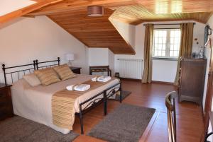 um quarto com uma cama com duas toalhas em Casa do Cho do Ribeiro em Gouveia