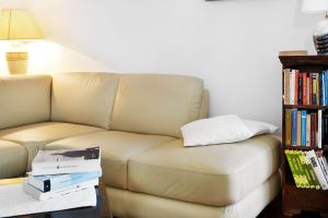 a living room with a couch and a book shelf with books at Casa Gallasso in Santa Teresa Gallura