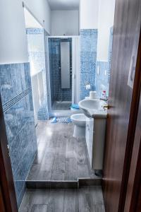 een badkamer met een toilet, een wastafel en een douche bij Casa Laura in Terracina