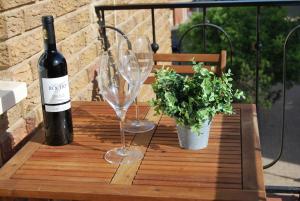 una botella de vino y dos copas de vino en una mesa en Apartamento Nordico , Cambrils Puerto con Parking en Cambrils