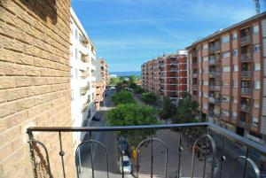 - Balcón con vistas a una calle de la ciudad en Apartamento Nordico , Cambrils Puerto con Parking en Cambrils