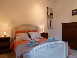ein Schlafzimmer mit einem weißen Bett und Handtüchern darauf in der Unterkunft Appartement centre médiéval - Le Cosy de Sarlat in Sarlat-la-Canéda