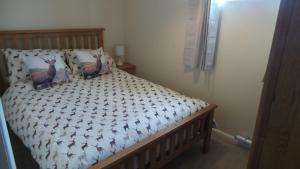 een bed met twee hertenkussens erop bij Lord Byron Lodge in Blidworth