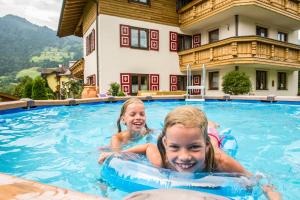 zwei Kinder in einem Pool in einem Resort in der Unterkunft Ferienhaus Höllwart in St. Johann im Pongau