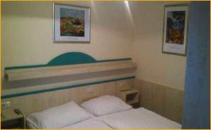 Una cama o camas en una habitación de Gasthof Schlosswirt