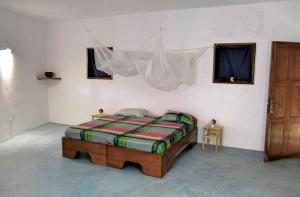 Un pat sau paturi într-o cameră la Le Papayer Écolodge