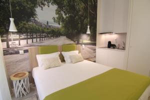 um quarto com uma cama e vista para uma rua em Páteo Saudade Lofts Marquês em Lisboa
