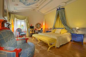 Säng eller sängar i ett rum på Byblos Art Hotel Villa Amistà