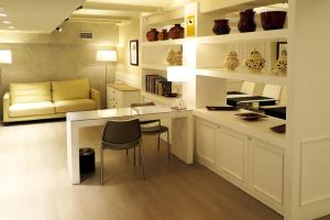 cocina con escritorio y sillas en una habitación en Serennia Exclusive Rooms, en Barcelona