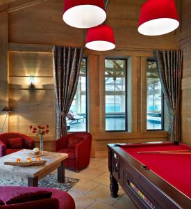 サモエンヌにあるCGH レジデンス＆スパ ラ・レーヌ・デ・プレのビリヤードルーム(ビリヤード台、赤い椅子付)