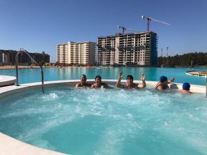 un gruppo di persone in una piscina di Algarrobo, Laguna bahí­a departamento 1303 & 302 ad Algarrobo Altre 16 foto