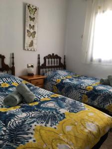 una camera da letto con due letti e una finestra di Sunny Breeze Apartment a Mojácar Altre 46 foto