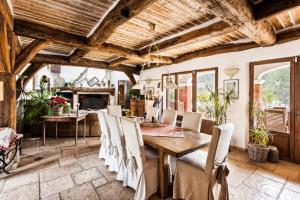 una sala da pranzo con tavolo e sedie in legno di Mas La Jaina a Bargemon