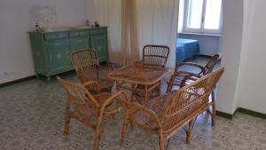 トリカーゼにあるVilla L'isolaのテーブル、椅子、ベッドが備わる客室です。