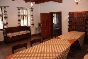 um quarto com duas mesas e cadeiras e estantes em A cigándi bíró háza em Cigánd