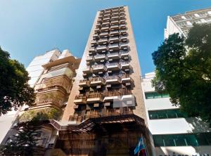 d'un grand bâtiment avec des balcons sur le côté. dans l'établissement Augusto's Copacabana Hotel, à Rio de Janeiro