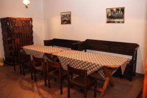 A restaurant or other place to eat at A cigándi bíró háza