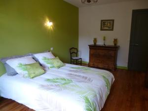 ジョンザックにあるMoulin de la Graveの緑の壁のベッドルーム1室(白い大型ベッド1台付)