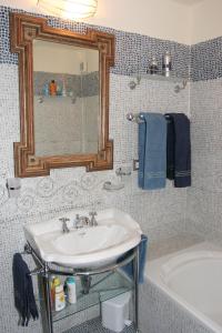 オートラントにあるCasaulmiのバスルーム(シンク、鏡、バスタブ付)