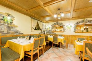 Reštaurácia alebo iné gastronomické zariadenie v ubytovaní Hotel Pontiglia