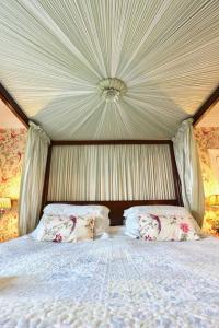 1 dormitorio con 1 cama con dosel y 2 almohadas en The Old Vicarage, en Leyburn