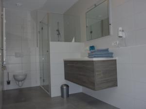 
A bathroom at Gästehaus Lodermeier
