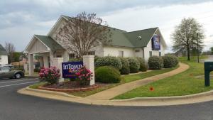 una casa con un cartel delante de ella en InTown Suites Extended Stay Prattville AL en Prattville