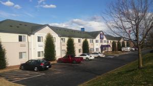 un gran edificio con coches estacionados en un estacionamiento en InTown Suites Extended Stay Clarksville TN, en Clarksville