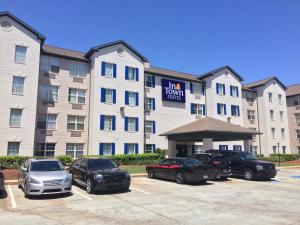 Un hotel con coches aparcados en un estacionamiento. en InTown Suites Extended Stay Marietta GA - Roswell Rd, en Marietta