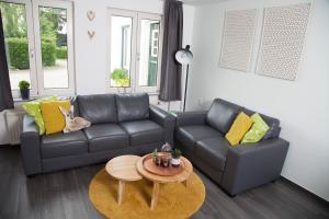 sala de estar con sofá y mesa en Apartment Top van Epen, en Epen