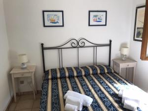 ムルタ・マリアにあるVillino Irisのベッドルーム1室(ベッド1台、テーブル2台、ランプ2つ付)