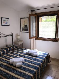 ムルタ・マリアにあるVillino Irisのベッドルーム1室(ベッド1台、タオル2枚付)